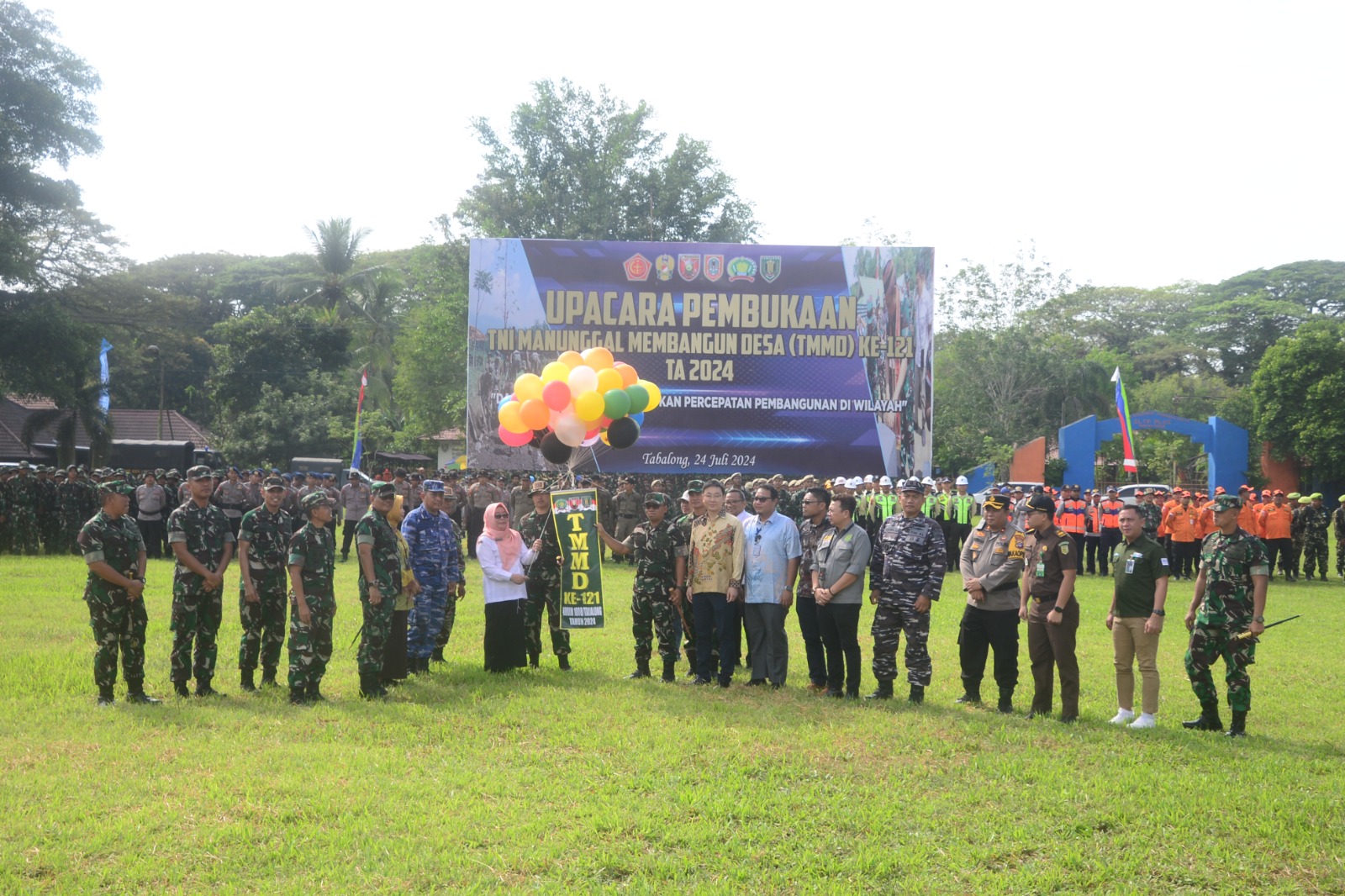TMMD KE 121 DIBUKA : Danrem 101/Antasari, Brigjen TNI Ari Aryanto, Dandim 1008/Tabalong Letkol Inf Budi Sanjaya Galih dan Pj Bupati Tabalong Hamida Munawarah melepas balon.
