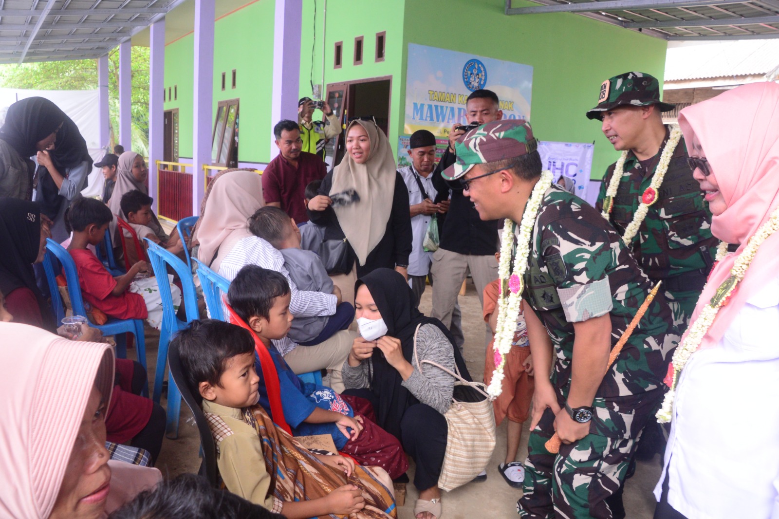 SUNATAN MASSAL : Danrem 101/Antasari, Brigjen TNI Ari Aryanto SE MIP meninjau sunatan massal, salah satu kegiatan yang digelar di TMMD ke 121.