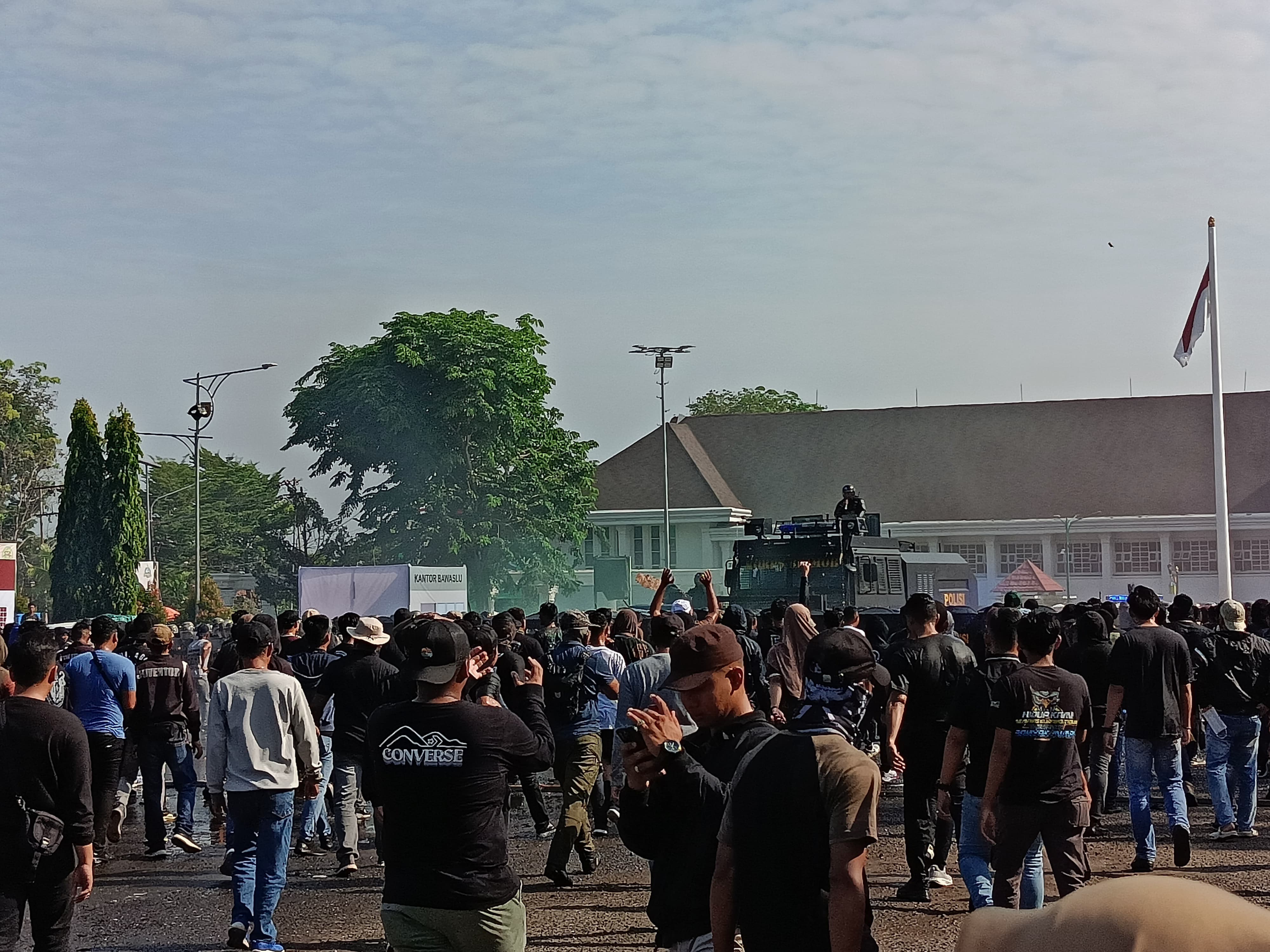 SIMULASI:Massa demonstrasi yang melakukan aksi anarkis di Lapangan Murjani, Banjarbaru.(Sheilla Farazela/Radar Banjarmasin)