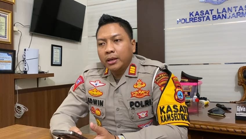 BERIKAN KETERANGAN: Kasat Lantas Polresta Banjarmasin AKP Edwin W Dirotsaha Putra menyampaikan perkembangan penyelidikan kecelakaan maut menimpa dua pemuda Kotabaru. (Foto: Maulana/Radar Banjarmasin