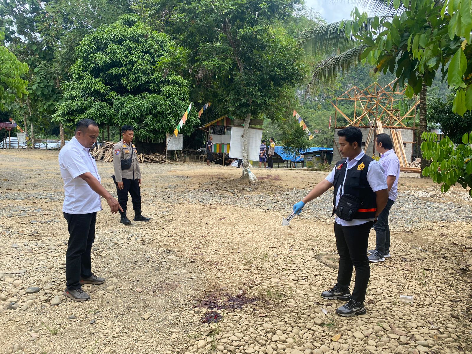 OLAH TKP: Polres HST melakukan olah TKP di wisata Nateh yang menjadi lokasi pembunuhan Abah Nateh. (Foto: Polres HST untuk Radar Banjarmasin)