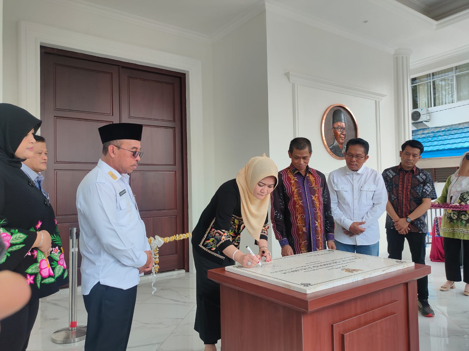PERESMIAN: Penyerahan secara simbolis gedung dengan Penandatanganan prasasti dan pengguntingan pita.