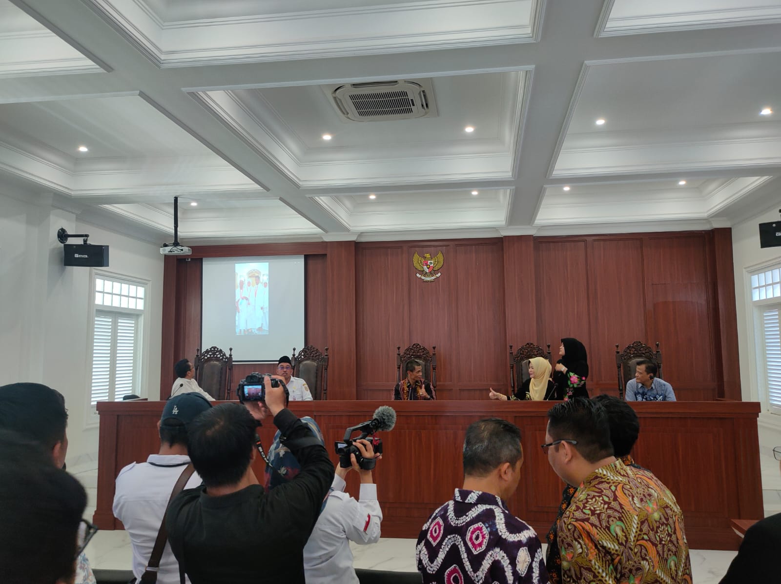 PERADILAN SEMU: Peninjauan Ruangan Gedung Desmond J Mahesa FH ULM sebagai peradilan semu dan menyaksikan biografi singkat Desmond J Mahesa.