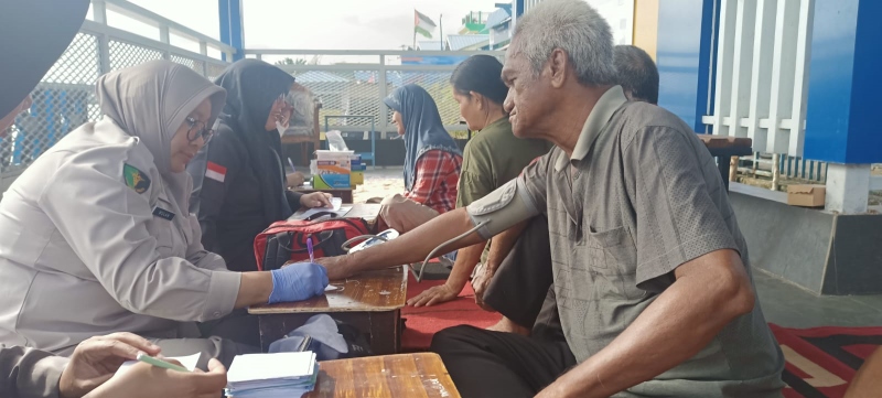 GRATIS: Warga Kampung Biru mendapat pelayanan kesehatan gratis dari Polri.