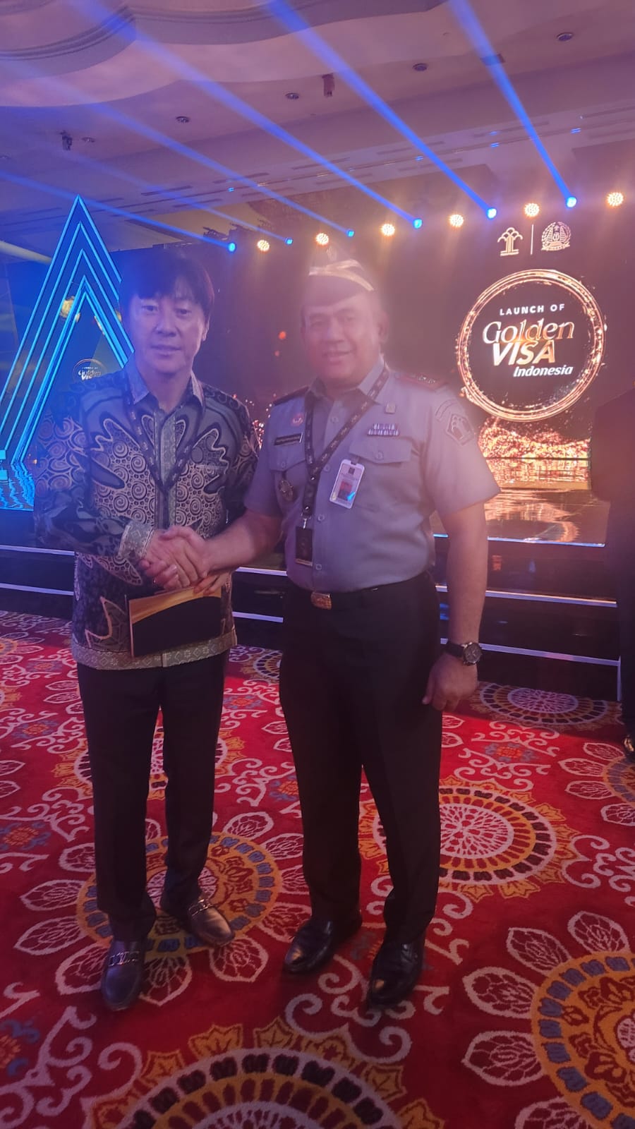 KEHORMATAN:Kakanwil Kemenkumham Kalsel, Taufiqurrakhman bersama Pelatih Timnas Sepak Bola Indonesia, Shin Tae-Yong di acara Golden Visa di Jakarta, Kamis (25//7/2024)