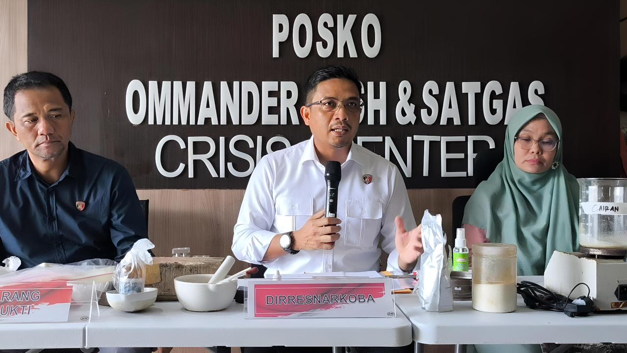 GELAR PERKARA:Direktur Reserse Narkoba Polda Kalsel, Kombes Pol Kelana Jaya menunjukkan ekstasi produksi rumahan di kawasan Kertak Hanyar dalam rilis di Polda Kalsel, Kamis (25/7/2024).(foto:M Oscar F