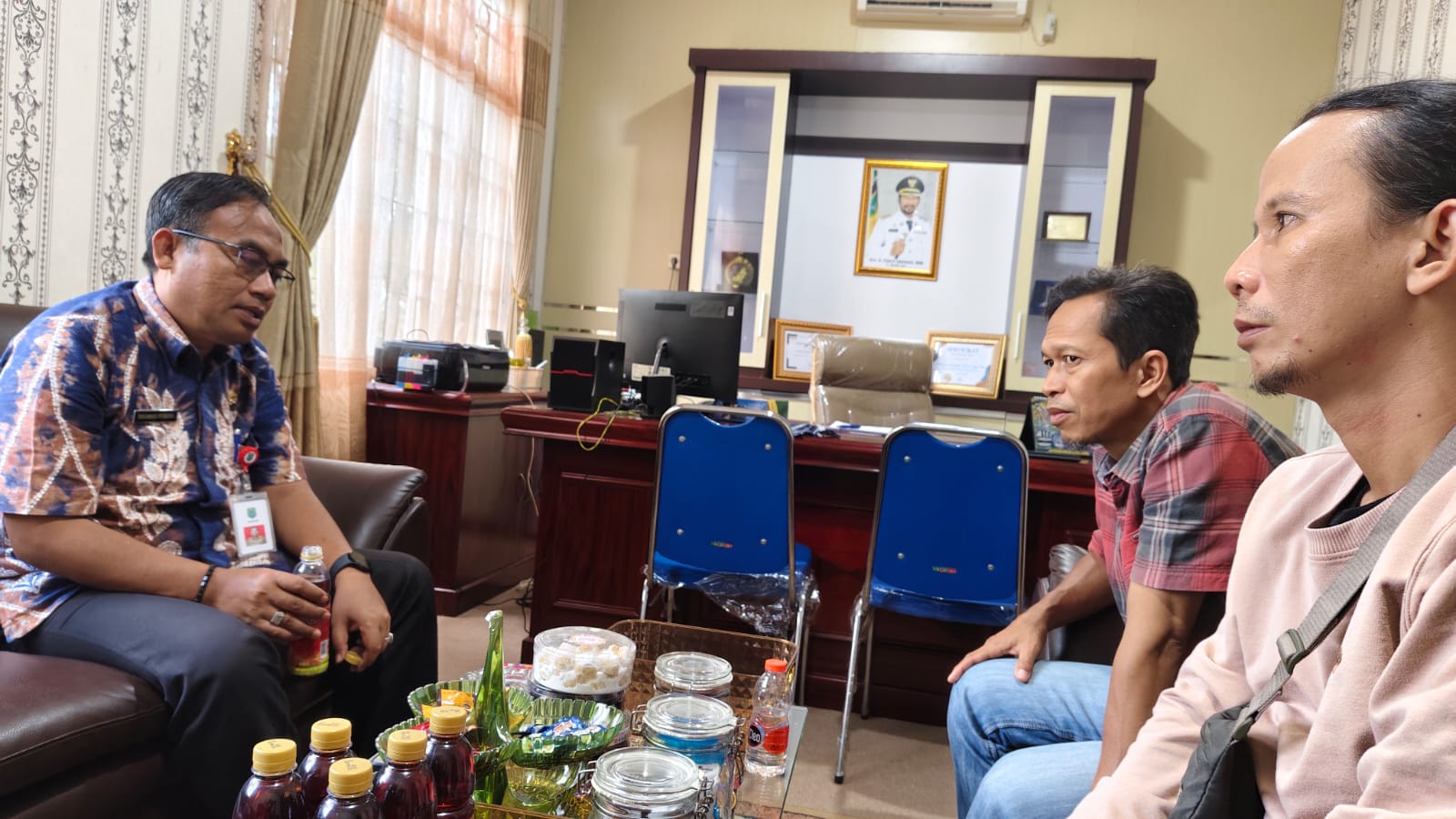 BERBINCANG:Kepala BKPSDM HSU, Rakhmadi Permana saat diwawancarai wartawan, Kamis (26/7/2024).(Foto:M Akbar/Radar Banjarmasin)