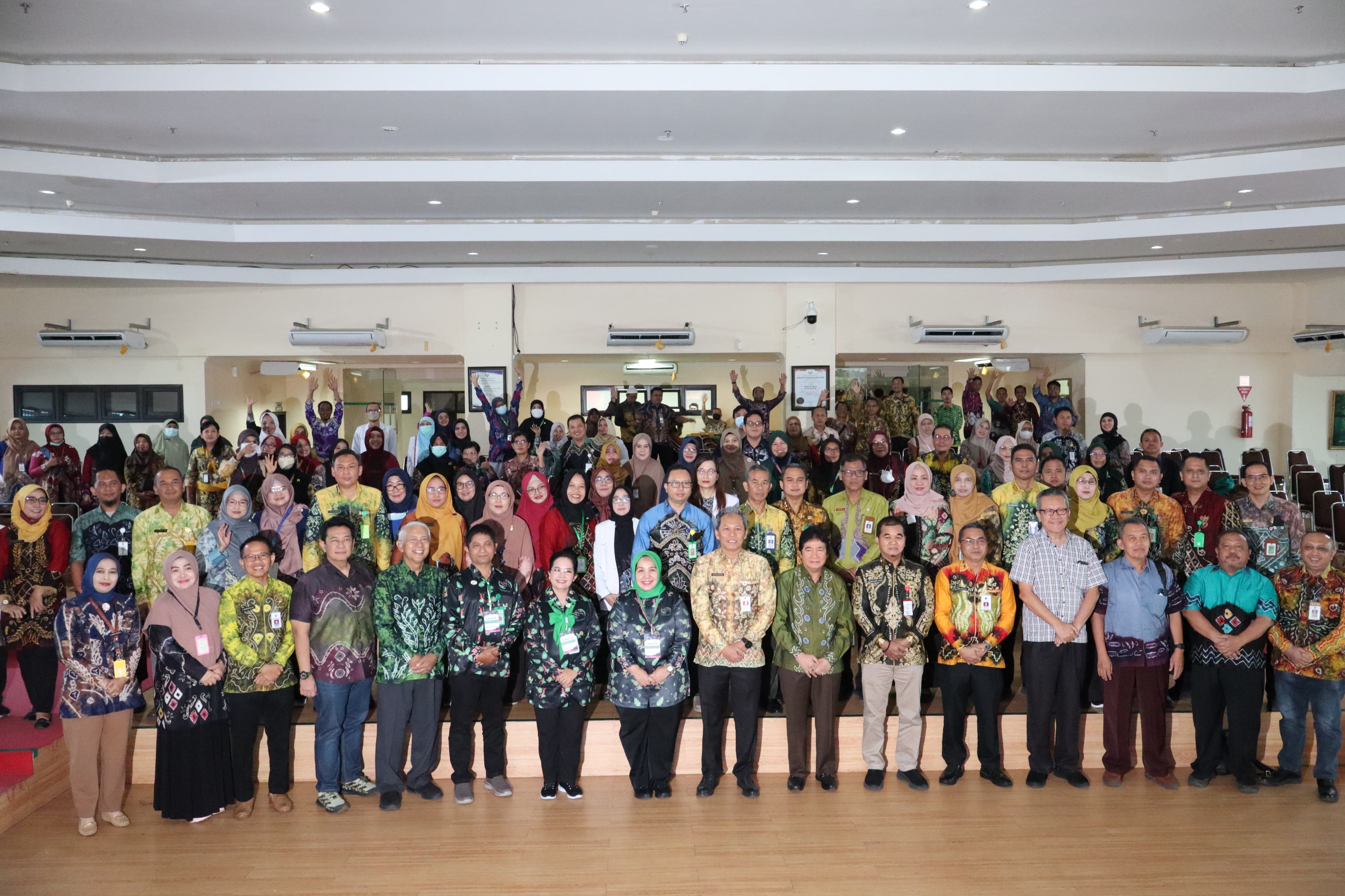 SEMANGAT: Dewan Pengawas, Direktur RSUD Ulin beserta jajaran bersama Tim Surveyor LARS DHP.