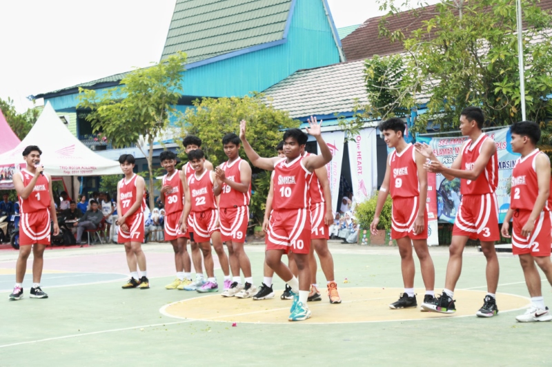 HARI PERTAMA: Perkenalan tim basket putra SMAN 3 Banjarmasin dalam roadshow hari pertama Honda DBL with Kopi Good Day South Kalimantan Series 2024, Kamis (25/7) siang.