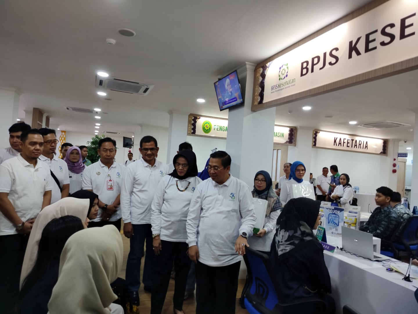 TINJAU :Dewas BPJS Kesehatan Regina Maria Wiwieng Handayaningsih saat  meninjau counter layanan BPJS Kesehatan di MPP Baiman