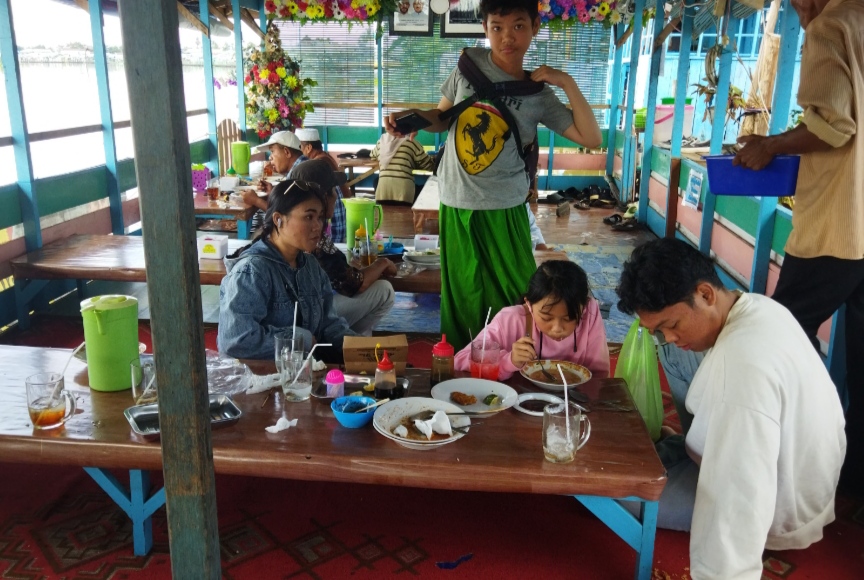 NUANSA BERBEDA: Kuliner Soto Banjar di Kampung Biru, Banjarmasin memiliki nuansa yang berbeda. Pengunjung dapat menikmati sajian di warung yang mengapung di atas air.