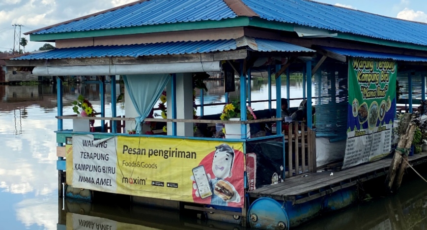 NYAMAN: Warung Terapung Biru &ldquo;Mama Amel&rdquo; telah berhasil menciptakan suasana yang hangat dan nyaman bagi para pengunjung.