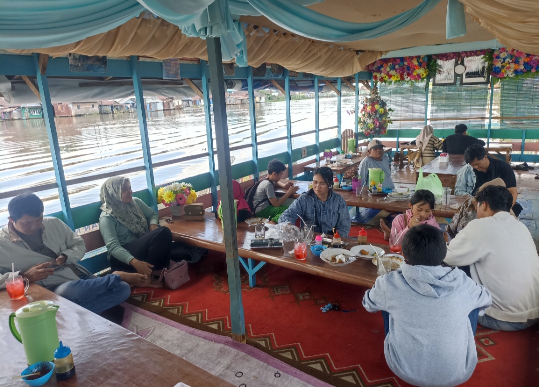 UNIK: Soto Banjar semakin diminati ketika disajikan di atas kelotok, yang dikenal dengan sebutan soto apung.