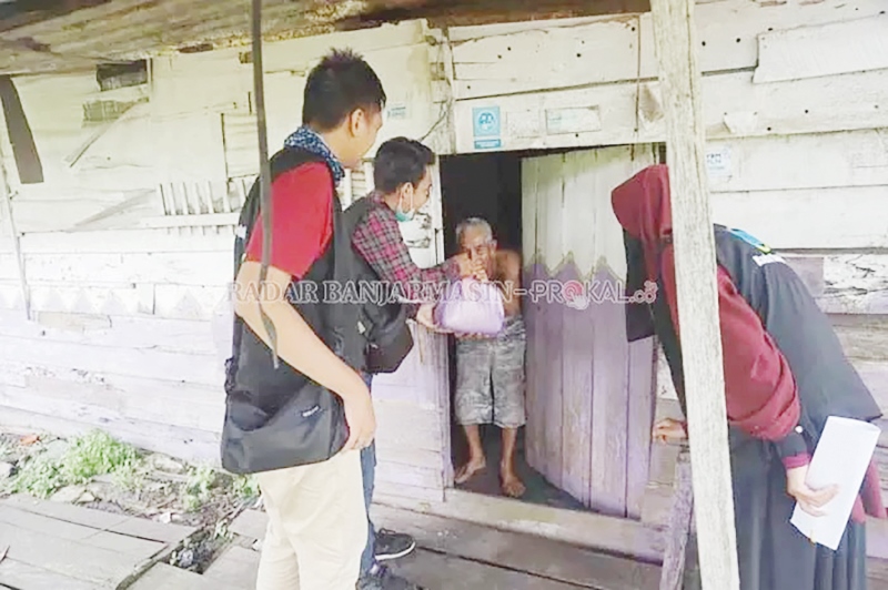 KEPEDULIAN: Radar Banjar Peduli rutin mengunjungi warga yang membutuhkan pertolongan, terlebih dari kalangan lanjut usia.