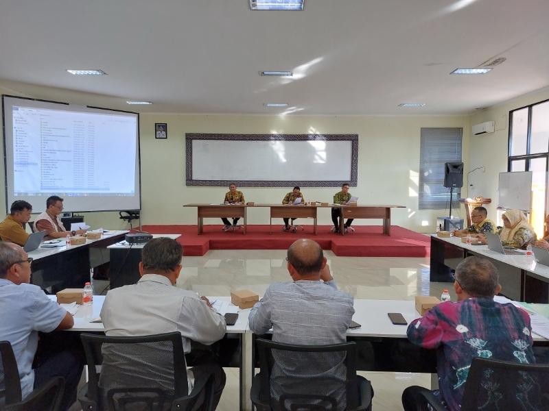MEDIASI: Suasana mediasi antara PT KJW dengan warga pemilik kebun plasma yang tergabung di KUD Mukti Tama.