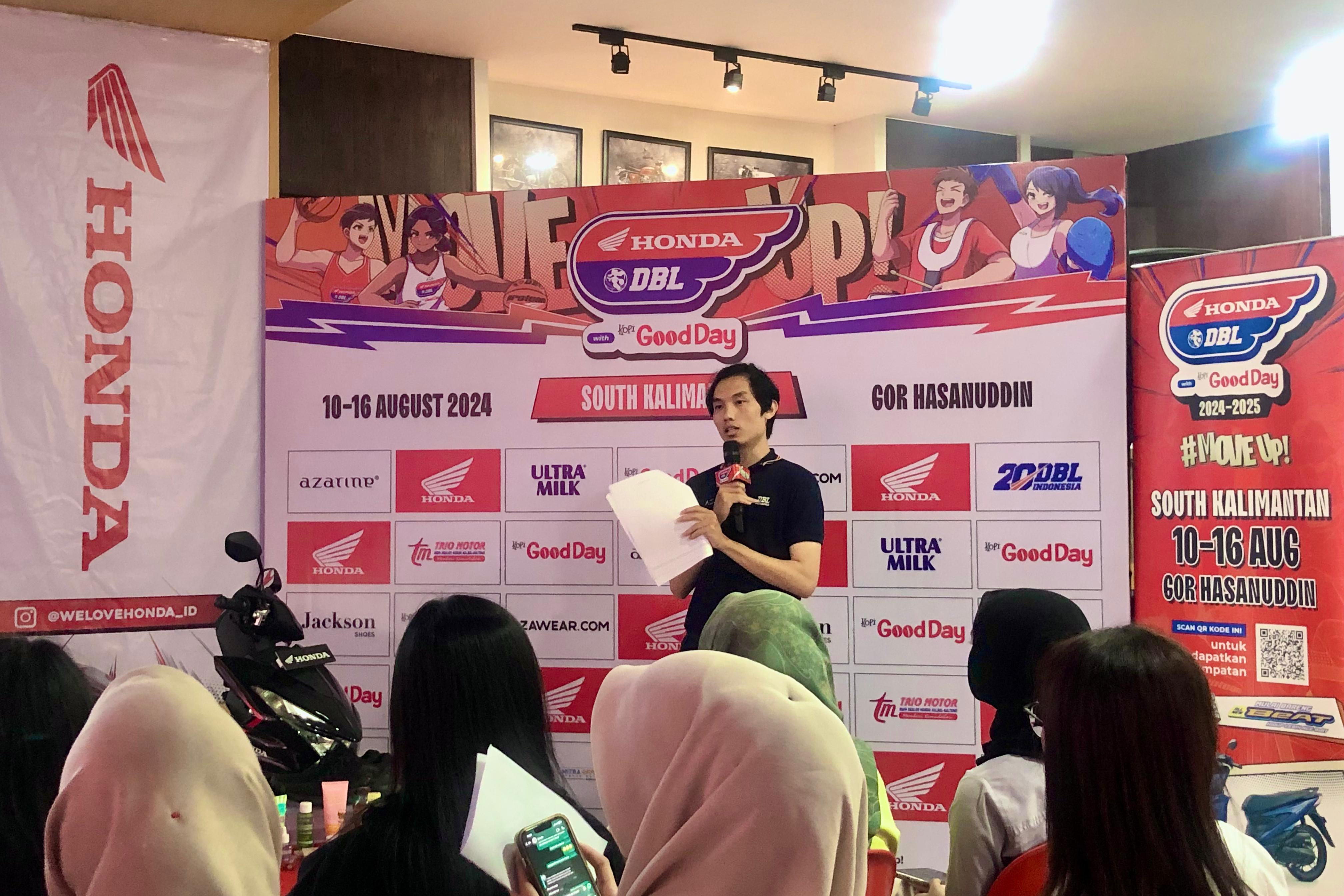 REGULASI: Fachri Rachmadan dari DBL Indonesia menjabarkan aturan DBL Dance Competition di hadapan para kapten tim dance.