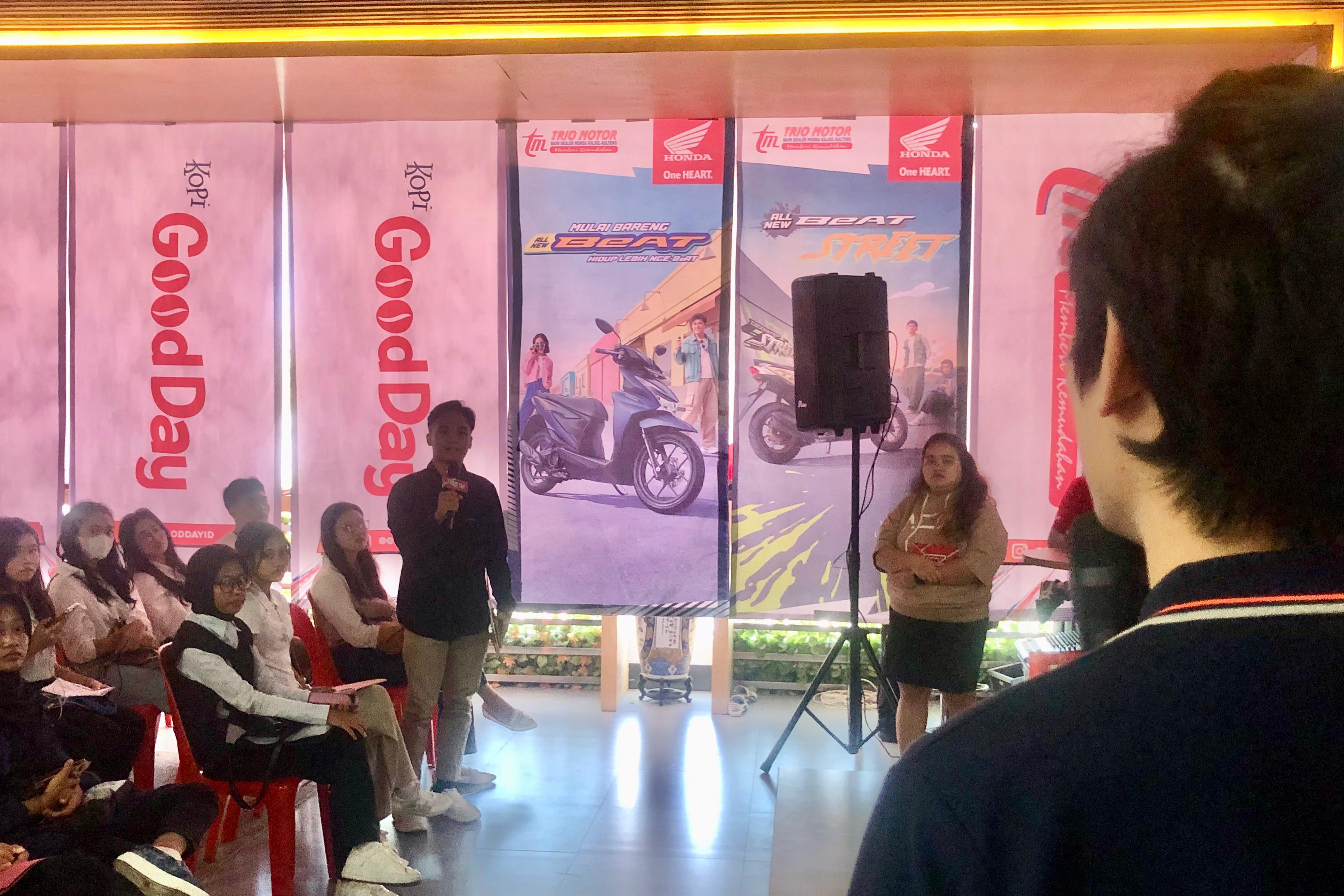 TANYA JAWAB: Kapten tim dance SMAN 1 Pelaihari, M Ridho dalam sesi tanya jawab dengan pihak DBL Indonesia pada TM yang digelar di Kantor Trio Motor Banjarmasin, Minggu (28/7).