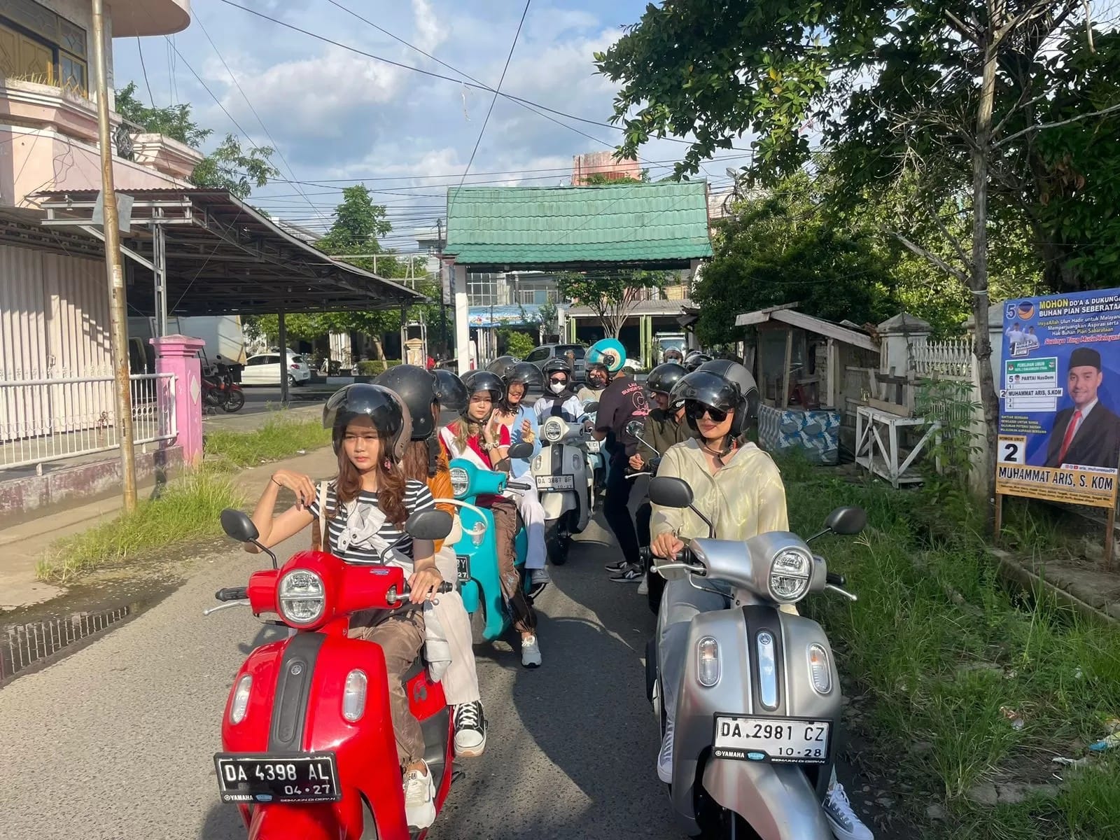 STYLISH FASHIONABLE:Para selebgram dan komunitas content creator Banjarmasin  kala mengendarai Yamaha Fazzio keliling Kota Banjarmasin, belum lama tadi.(foto:Fauzan Ridhani/Radar Banjarmasin)