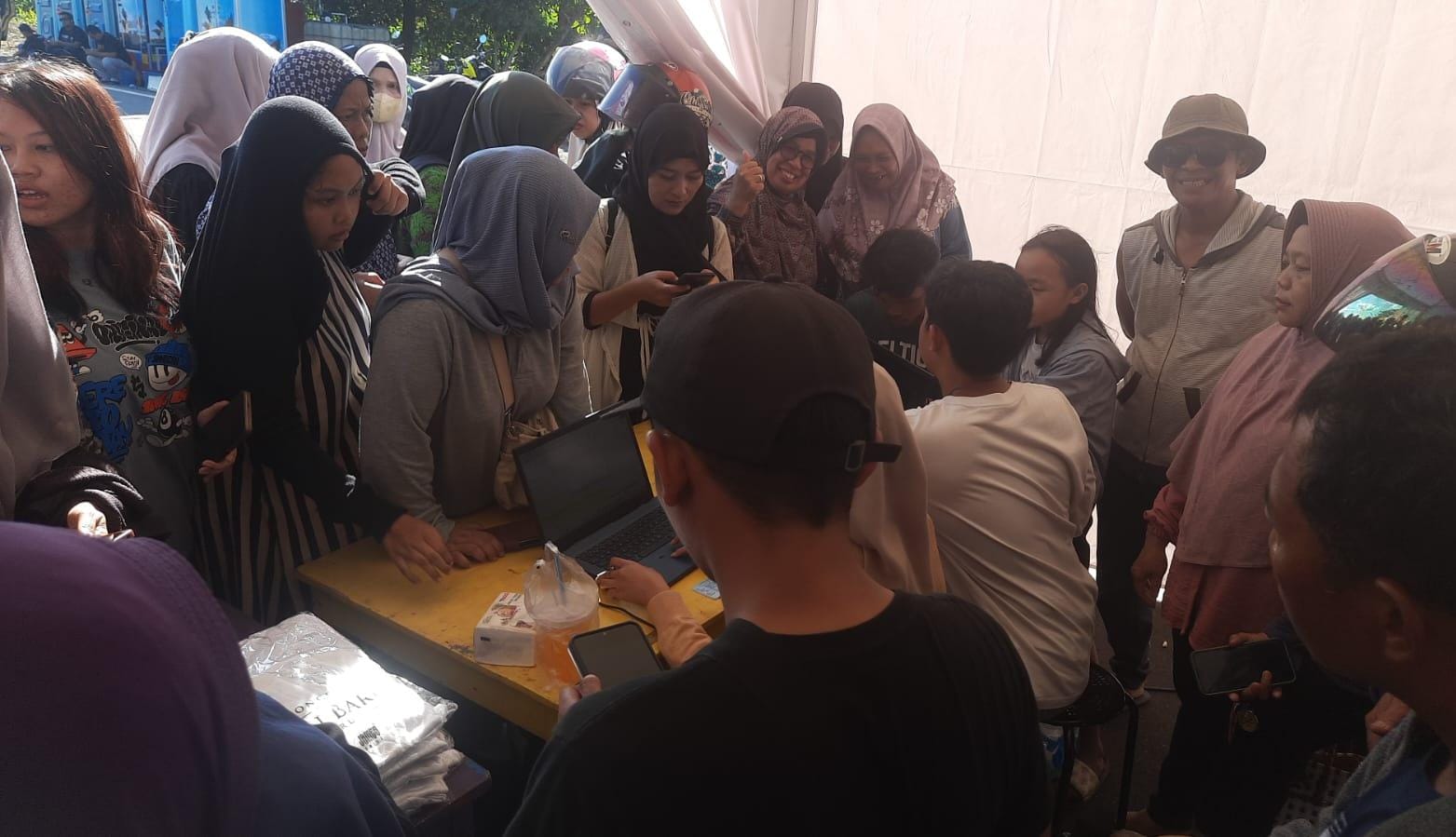 RAMAI: Tercatat sampai Minggu (28/7/2024) pukul 16.00 Wita, sudah 5.000 tiket ludes dibagikan kepada para calon penonton.