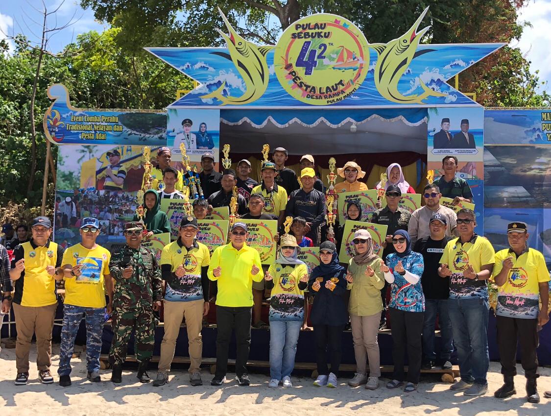 BERSAMA: Bersama istrinya Bupati Kotabaru H Sayed Jafar dan Forkompimda, Kepala SKPD, Kepala Bank Kalsel, Kepala Bank BNI dan tamu undangan lainnya berfoto bersama pemenang.