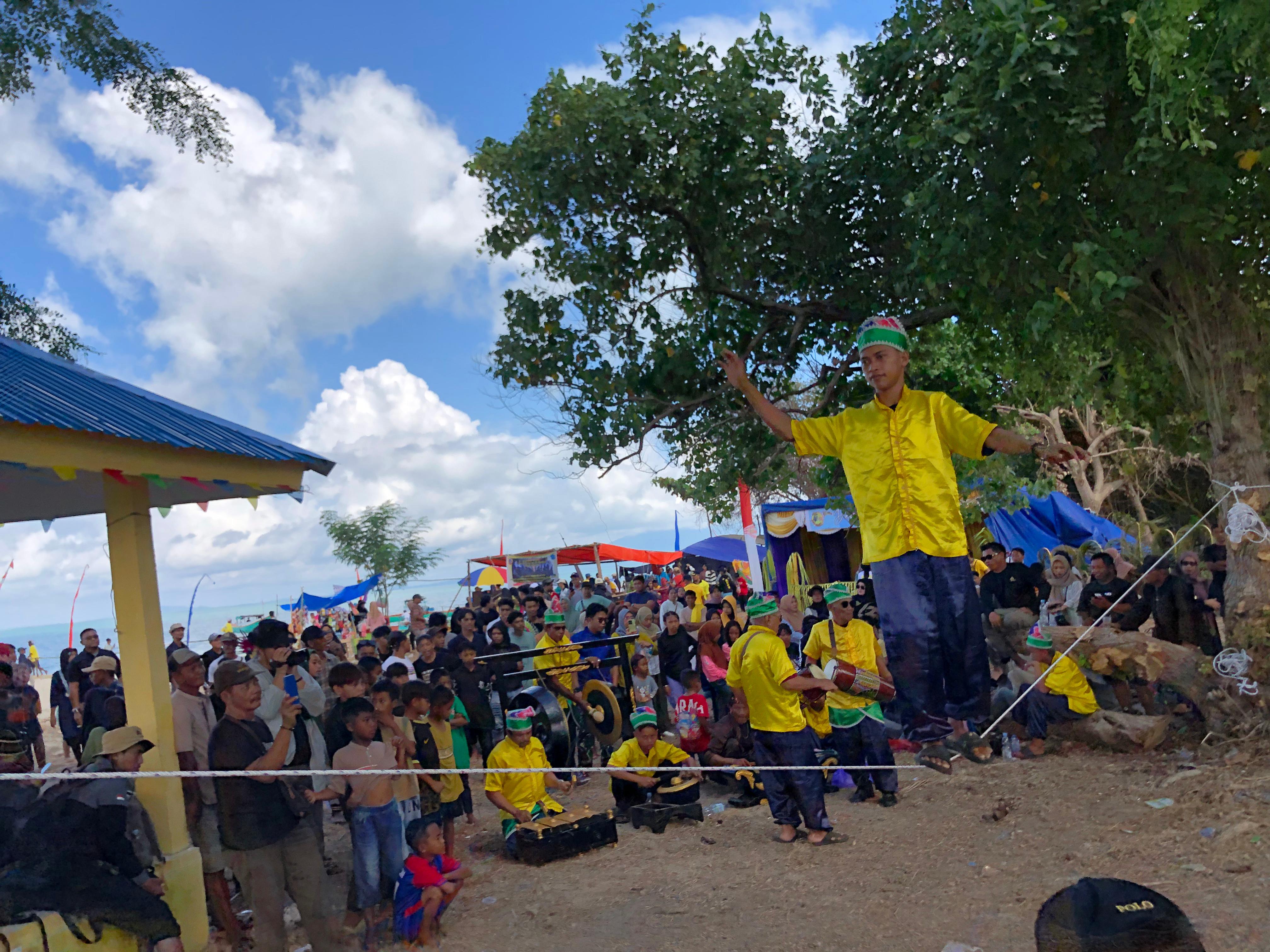 BUDAYA: Saat berlangsungnya pertunjukan Titi Tali dari Suku Bajau Samah di Festival Pulau Manti Kotabaru.