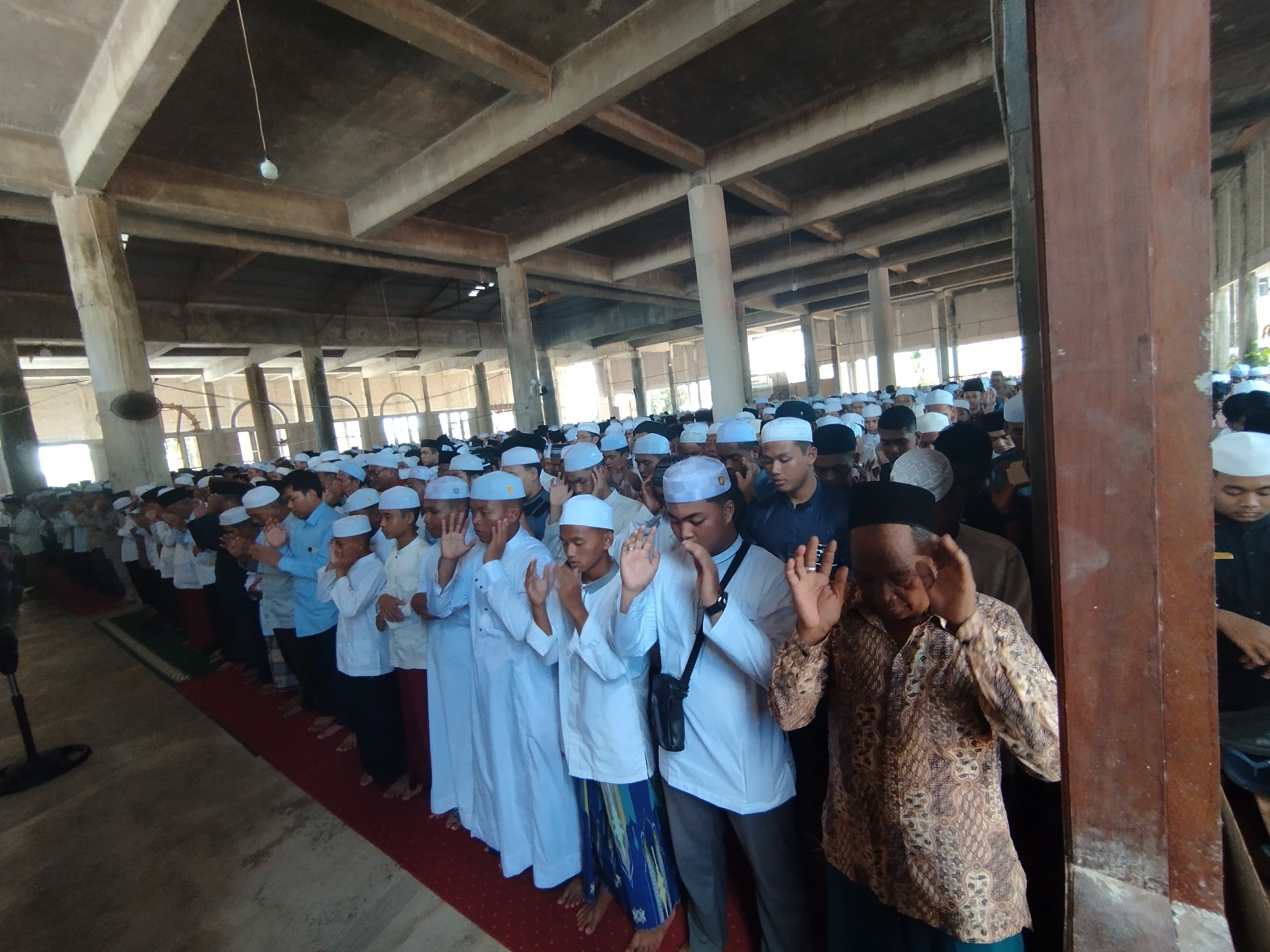 PENGHORMATAN: Ribuan pelayat mengikuti salat fardu kifayah di Masjid Karyati, Pondok Pesantren An-Najah Puteri di Desa Cindai Alus, Martapura, Kabupaten Banjar, Senin (29/7/2024) siang.