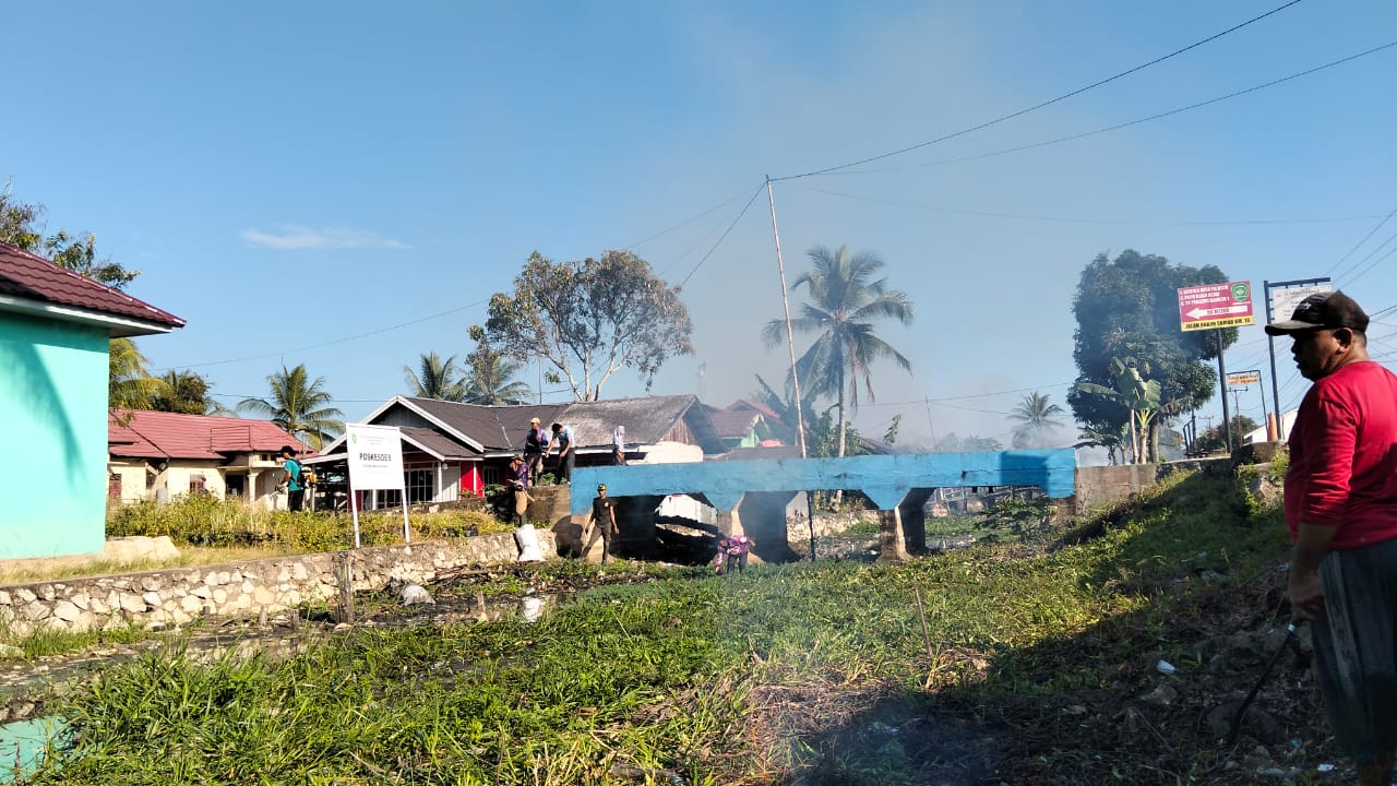 BERSIHKAN: Aksi bersih-bersih sungai yang dilakukan masyarakat Desa Pematang Karangan Hilir. (Foto: Aiman Fadillah untuk Radar Banjarmasin)