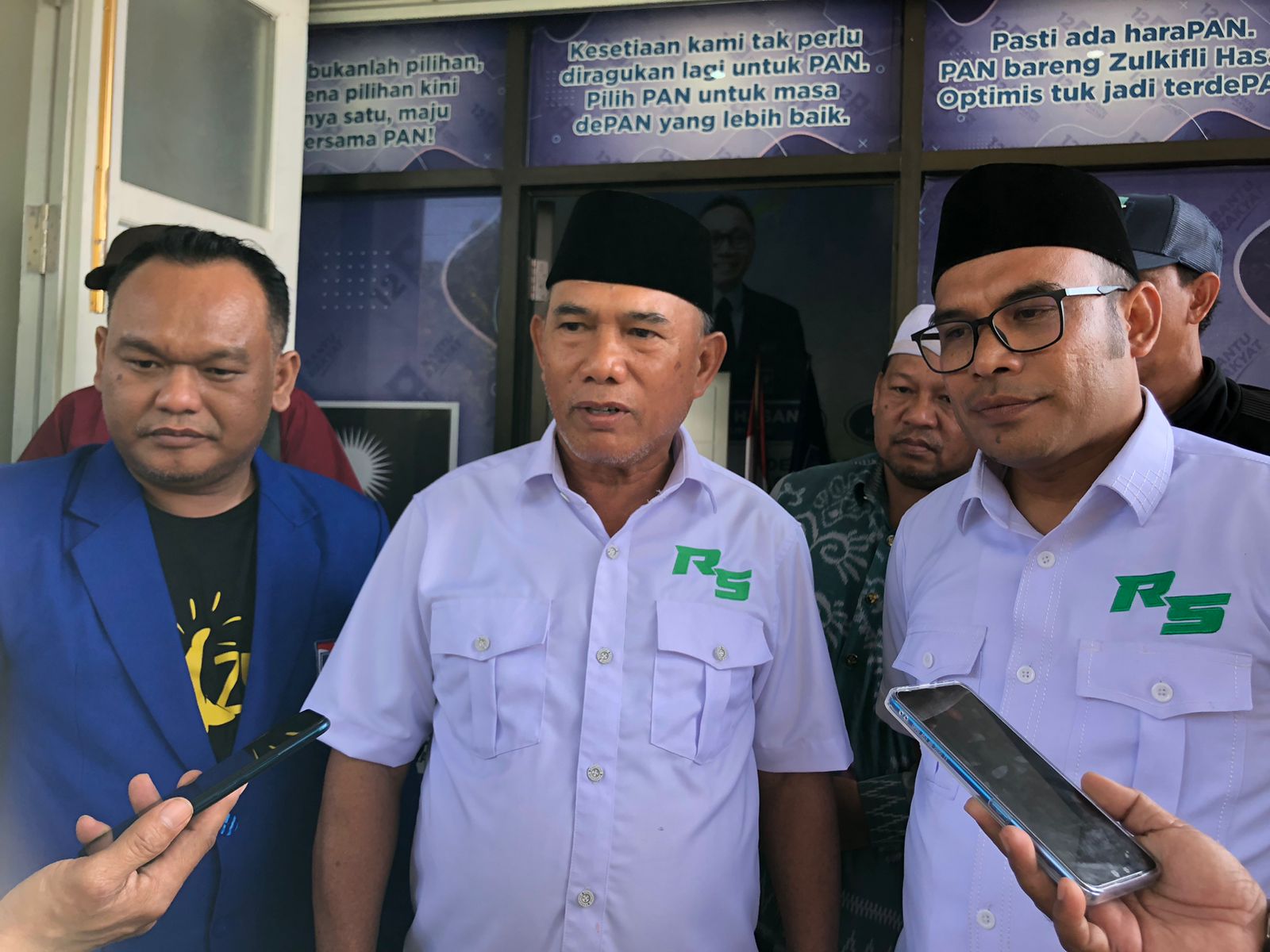 KUNJUNGAN: Didampingi timnya, H Rusli memberikan keterangan di hadapan wartawan saat kunjungannya ke Kotabaru. (Foto: Jumain/ Radar Banjarmasin)
