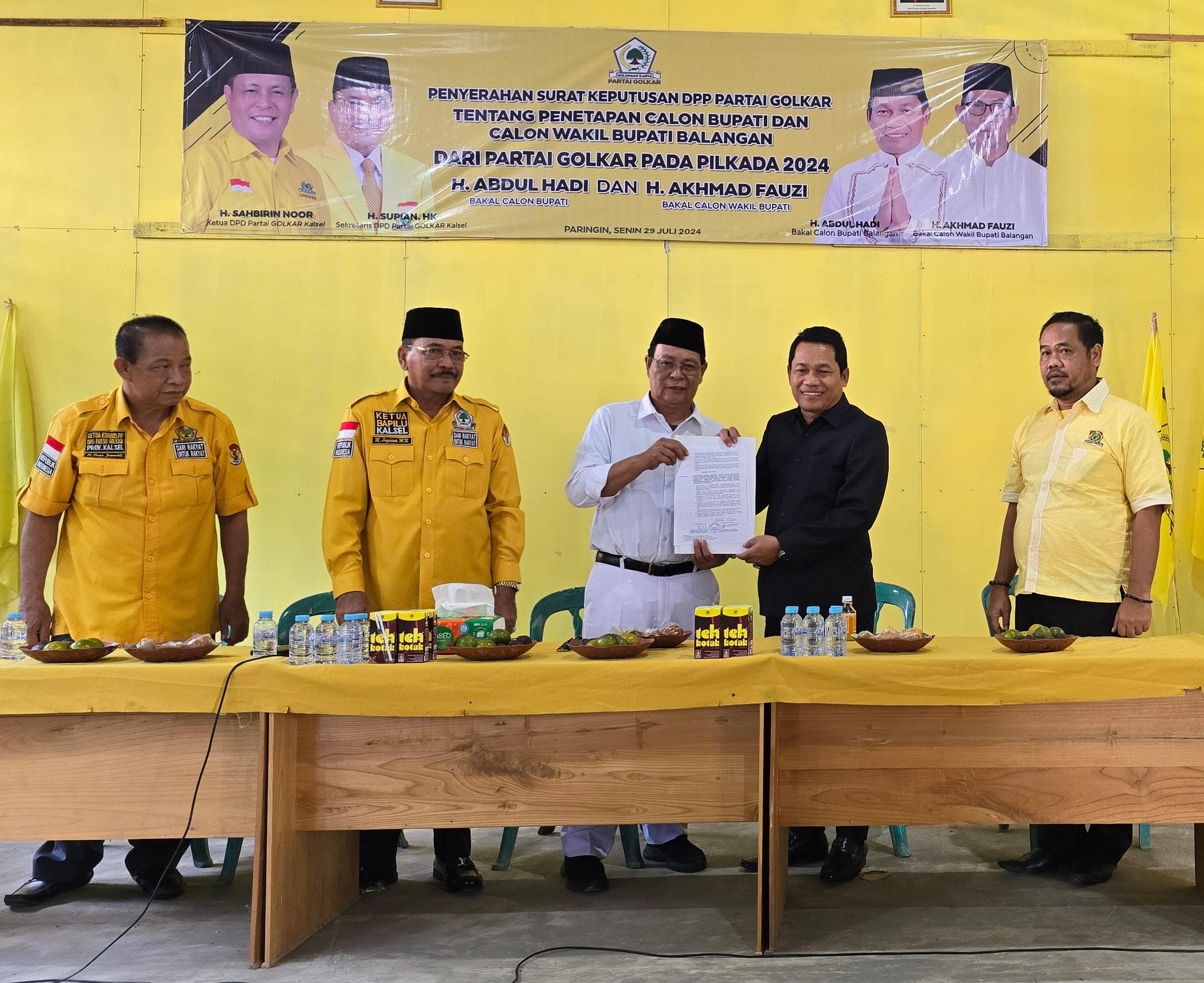 SERAHKAN SK: Ketua DPD Golkar Kalsel, H Sahbirin Noor menyerahkan SK Rekomendasi kepada Abdul Hadi untuk maju pada Pilkada Balangan. Penyerahan dilakukan di Sekretariat Partai Golkar Balangan