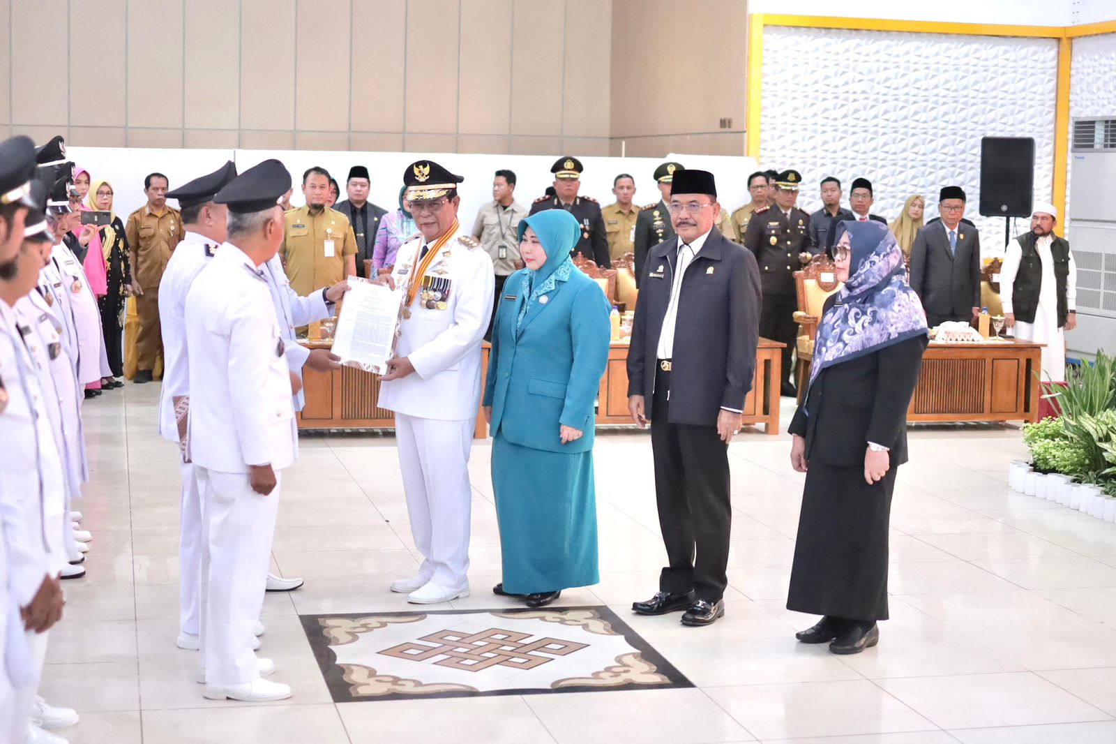 HADIRI PENGUKUHAN: Ketua DPRD Kalsel, Supian HK (dua dari kanan) hadir dalam pengukuhan kepala desa di Tabalong, Senin (29/7).