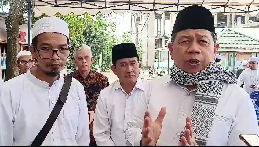 BERDUKA : Kepala Kanwil Kemenag Kalsel, HM Tamrin (kanan) menceritakan pandangannya terkait sosok KH Zarkasi Hasbi (FADLAN ZAKIRI/RADAR BANJARMASIN)