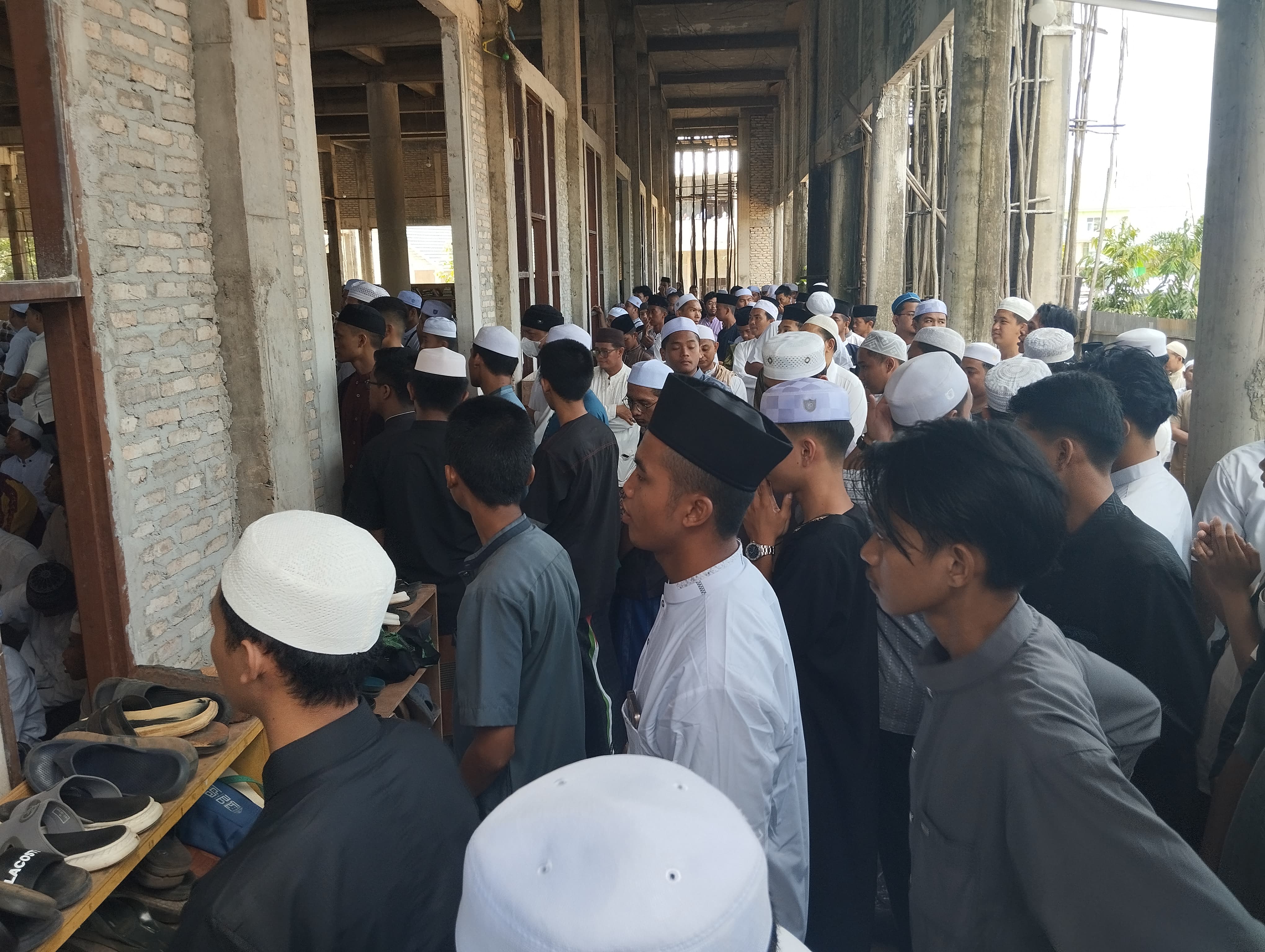 PENUH : Suasana ribuan pelayat ingin masuk ke Masjid Karyati, untuk mensalatkan jenazah KH Zarkasi Hasbi bin H Asban Tukacil bersama Kakanwil Kemenag Kalsel, HM Thamrin.