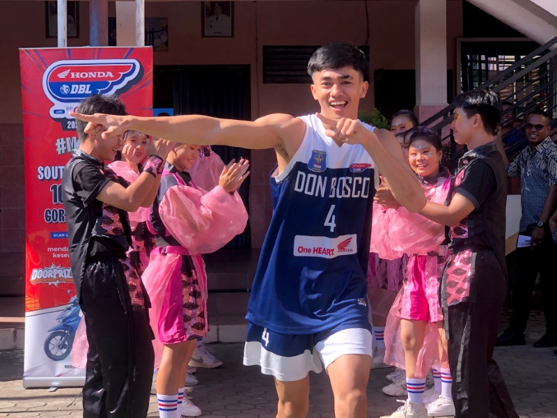 BERSEMANGAT: Anggota tim basket SMA Frater Don Bosco Banjarmasin memperkenalkan diri pada momen Roadshow Honda DBL with Kopi Good Day 2024 South Kalimantan Series.