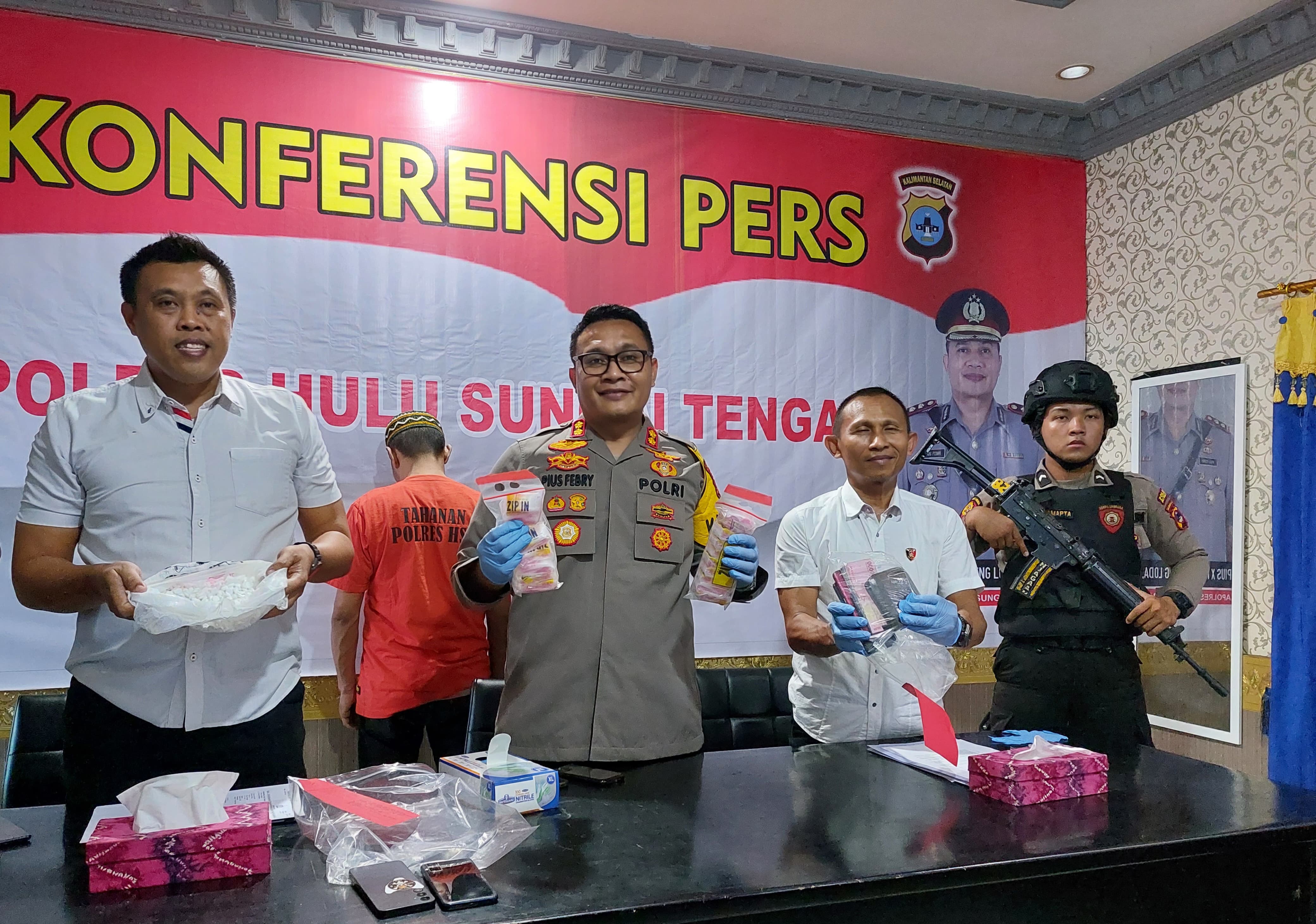 KONFERENSI PERS: Kapolres HST, AKBP Pius X Febry Aceng Loda saat memimpin konferensi pers pengungkapan kasus narkoba.
