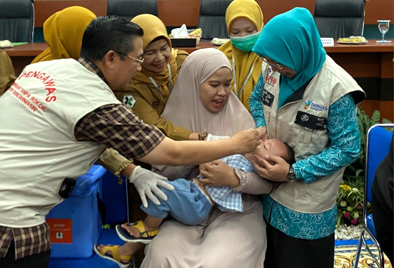 IMUNISASI: Wali Kota Banjarmasin, Ibnu Sina dalam pencanangan PIN Polio 2024.