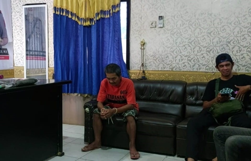 TERTUNDUK: Pelaku IR (53) hanya bisa tertunduk lemas saat berada di ruangan konferensi pers.