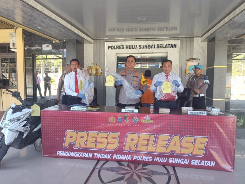UNGKAP KASUS: Kapolres HSS AKBP Muhammad Yakin Rusdi menunjukkan barang bukti yang diamankan saat press release.
