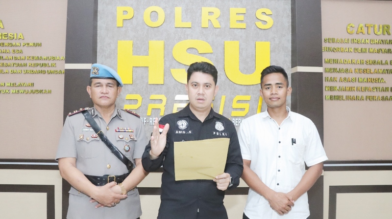 KLARIFIKASI: Kasi Humas Polres HSU Ipda Aris saat menjelaskan video yang sempat viral ternyata tidak sesuai dengan fakta. (Foto: Polres HSU/Radar Banjarmasin)