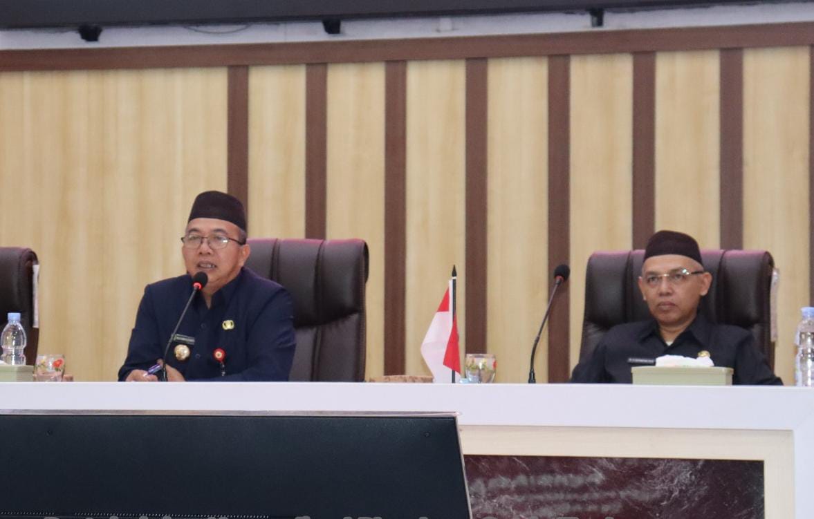 PIMPIN RAPAT: Pj Bupati Tapin Muhammad Syarifuddin bersama Sekda Tapin Sufiansyah memimpin rapat persiapan hari kemerdekaan Republik Indonesia.