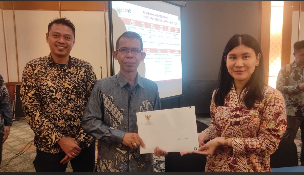 SERAHKAN FORMASI: BKD Kalsel menerima formasi CPNS dari Kemenpan RB.