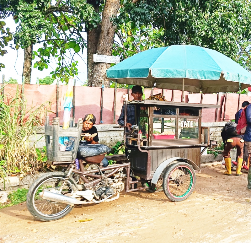 BERJUALAN: Lokasi Junaidi berjualan sate di Jalan Guntung Manggis, Kecamatan Landasan Ulin, Rabu (31/7).