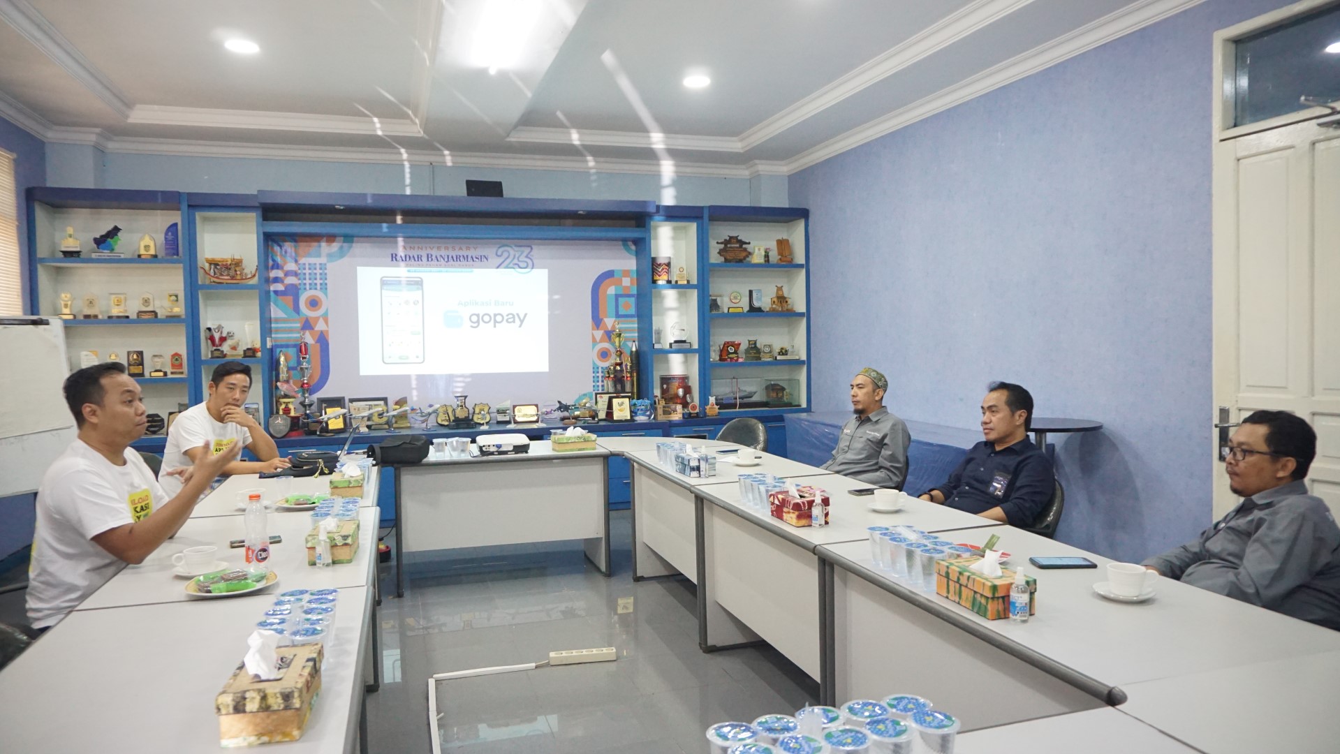 KUNJUNGAN MEDIA: Unit bisnis technologi GoTo, GoTo Financial datang mengenalkan aplikasi GoPay ke Radar Banjarmasin di Gedung Biru, Jalan A Yani Km 26,9, Landasan Ulin, Banjarbaru, Kamis (1/8).