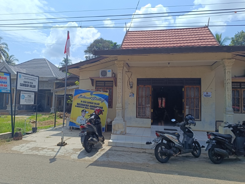 BERDIRI: Kantor Desa Gambah Dalam bisa diakses lewat jalur darat.