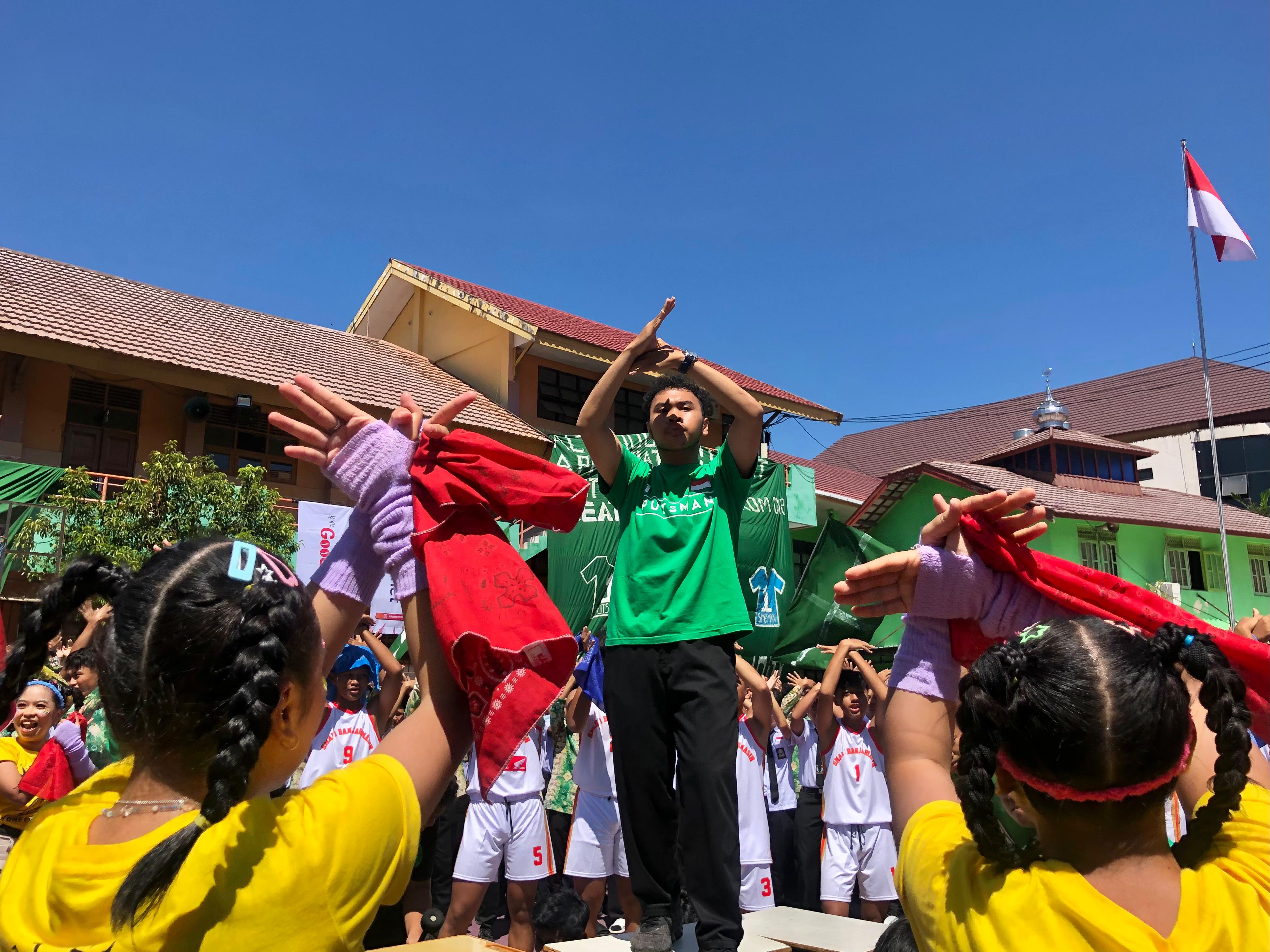 KOMPAK: Supporter SMAN 1 Banjarmasin, Putsman bersemangat menyerukan yel-yel dukungan bagi tim basket Smasa.