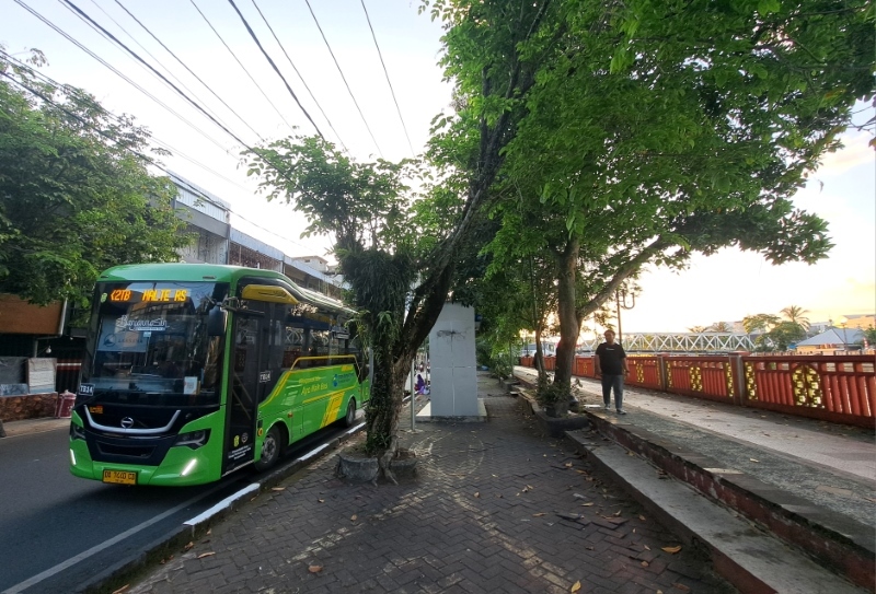 BUS PEMKO: Bus Trans Banjarmasin melintas di Jalan Ujung Murung, dipotret Kamis (1/8) sore.
