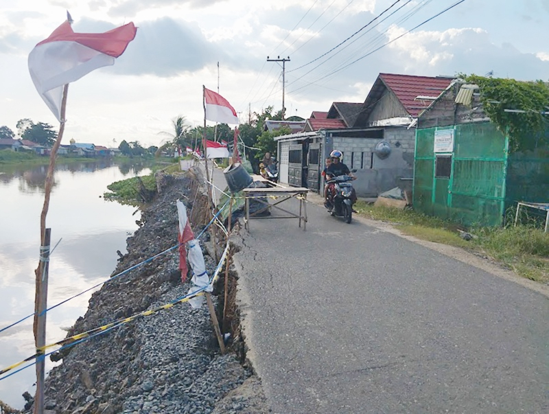 LONGSOR: Setengah badan Jalan Inayatullah di Desa Dalam Pagar, Kecamatan Martapura Timur, Kabupaten Banjar, longsor akibat tergerus sungai.