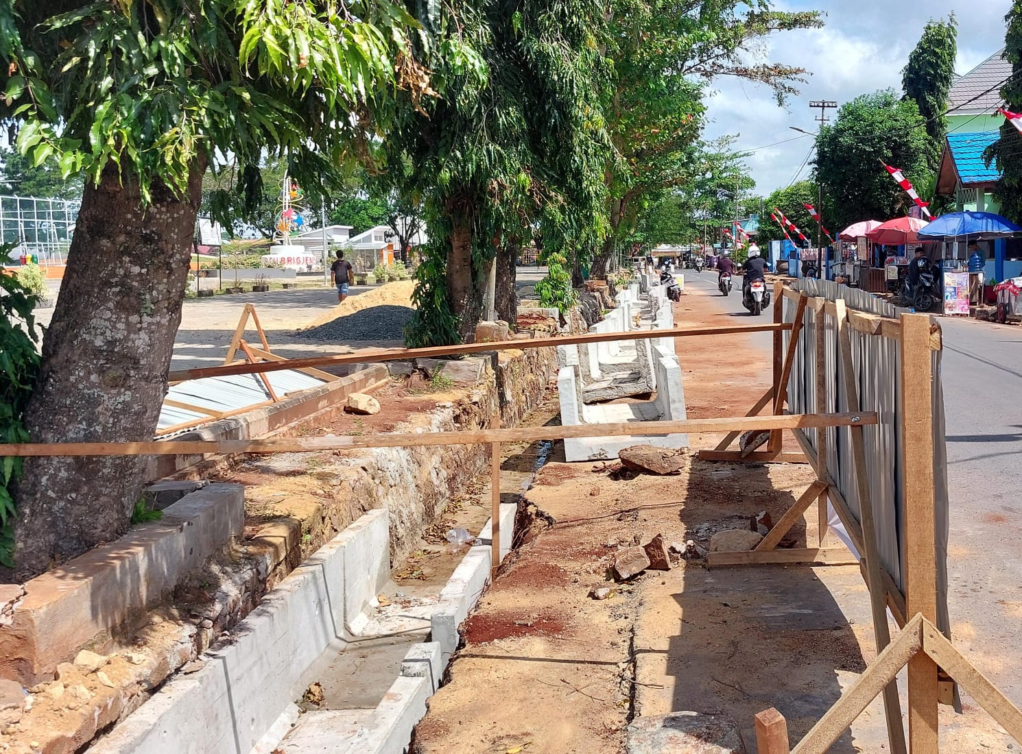 DIMULAI: Proses pengerjaan pembenahan drainase dan pedestrian RTH Hasan Basri.
