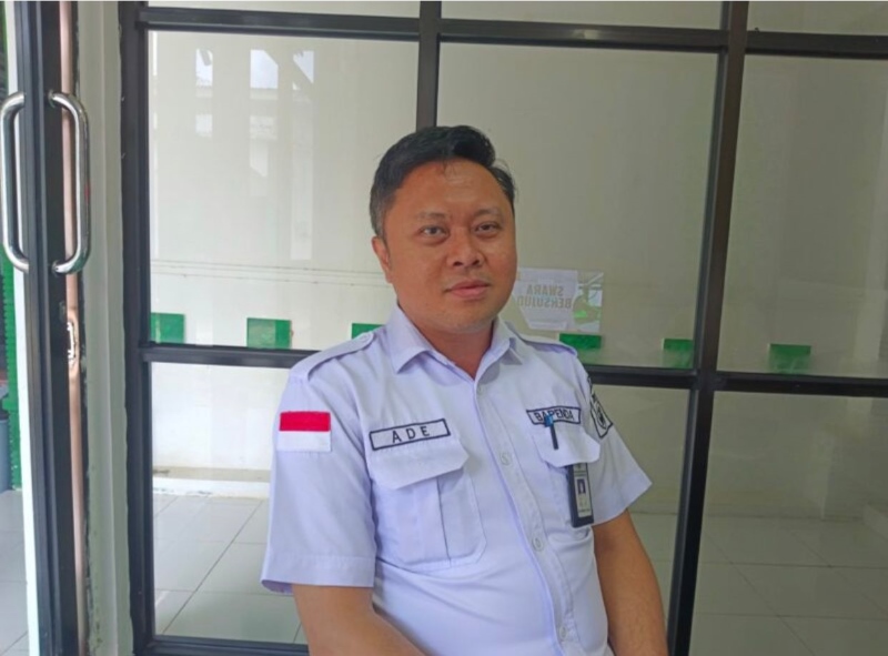 MENJELASKAN: Kepala Bidang Pengembangan dan Penetapan Pajak Daerah pada Bapenda Tanah Bumbu, Ade Pebriady saat menjelaskan terkait penghapusan denda PBB. (Foto: Ade Pebriady untuk Radar Banjarmasin)