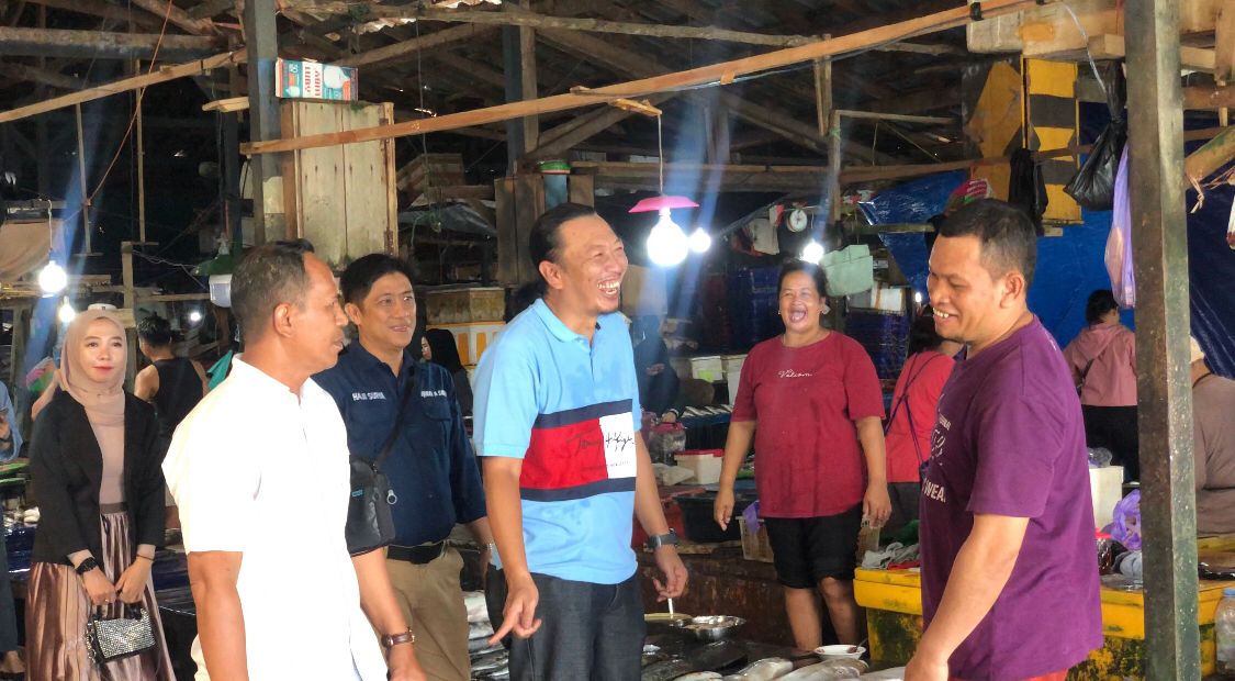 BLUSUKAN:H Iqbal Yudiannor bersama H Surya Wahyudi menyapa pedagang di Pasar Kemakmuran Kotabaru, Sabtu (3/8/2024).(foto:Jumain/Radar Banjarmasin)  Foto: Jumain/ Radar Banjarmasin.