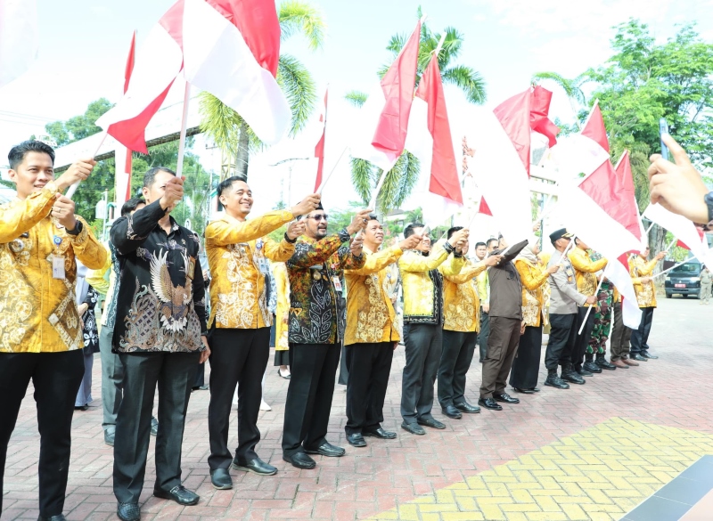 MERAH PUTIH: Forkopimda dan camat se Kabupaten HSU, mengibarkan merah putih menyambut HUT RI ke-79, di halaman Pemkab HSU, Kamis (1/8). (Foto: M.Akbar/Radar Banjarmasin)